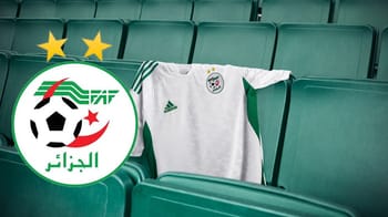Maillot blanc de l'équipe nationale algérienne sur une chaise de stade.