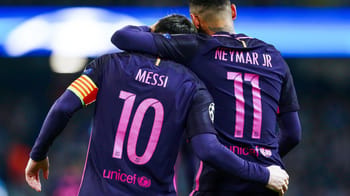 Messi et Neymar en tenue de football au PSG lors d'un match.
