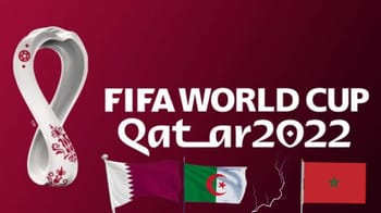 Logo de la Coupe du Monde FIFA Qatar 2022 avec drapeaux et éclairage.