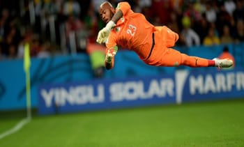 Raïs M’Bolhi, gardien algérien, en pleine parade lors d’un match important.