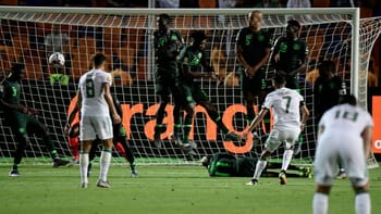 Action de football lors du match Algérie-Nigéria avec but marqué.