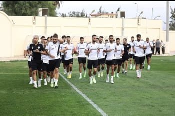 L'équipe nationale algérienne de football s'entraîne à Oran.