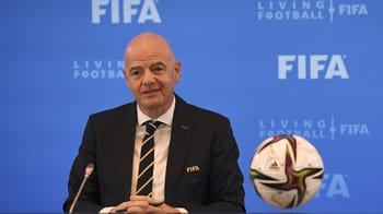 Responsable FIFA lors d'une conférence avec ballon de football FIFA.