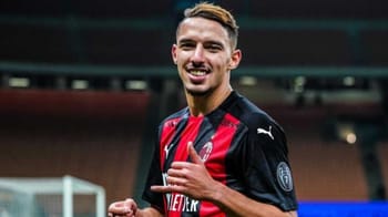 Bennacer souriant en maillot de Milan AC lors d'une cérémonie.