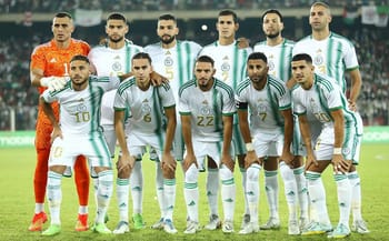 Groupe de joueurs de football algériens en tenue officielle.