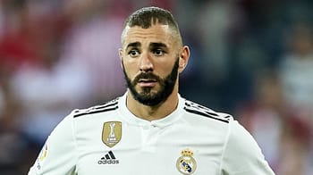 Karim Benzema avec un maillot du Real Madrid, blessé sur le terrain.