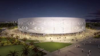 Stade de la Coupe du Monde 2022 au Qatar illuminé la nuit.
