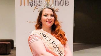 Miss Ronde Algérie 2022 portant la couronne et la sash.
