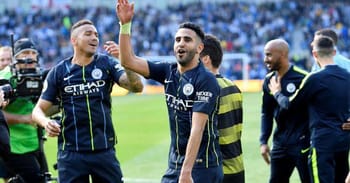 Joueurs de Manchester City célébrant une victoire sur le terrain de football.
