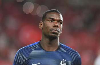 Paul Pogba portant le maillot de l'équipe de France de football.