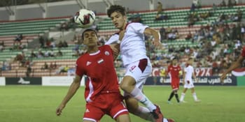 Jeunes joueurs de football U17 en action lors d'un match important.
