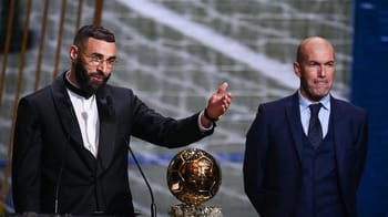 Zidane et Benzema, deux figures du football algérien, lors d'une cérémonie officielle.