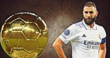 Joueur de football avec ballon d'Or 2022 en arrière-plan.