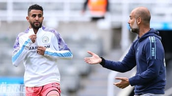 Mahrez en entraînement avec Manchester City, écoute son entraîneur.