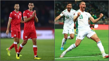 Joueurs de football tunisiens et algériens en action sur le terrain.