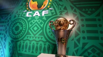 Trophée de la Coupe CAF avec un ballon de football doré.