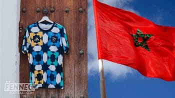 Maillot de football avec motif zellige, couleurs bleu, blanc, jaune et noir.