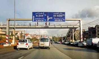 Panneaux de signalisation indiquant Alger, Bir Khadem et Draria.