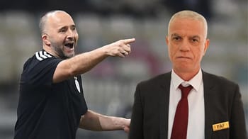 Djahid Zefizef en discussion lors d'un match de football.