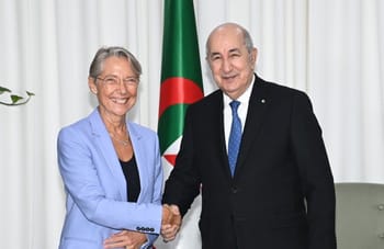 Deux dirigeants se serrent la main devant le drapeau algérien.