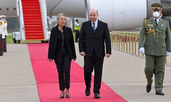 Elisabeth Borne et un officiel algérien en visite sur le tarmac.