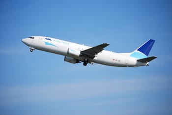 Avion d'ASL Airlines en vol dans le ciel bleu clair.