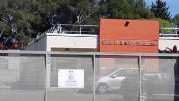 Centre de rétention à Nîmes avec voiture et clôture.