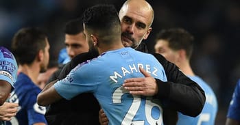 Mahrez et Guardiola en embrassant après un match de football.