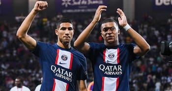 Hakimi et Neymar en célébration sur le terrain du PSG.