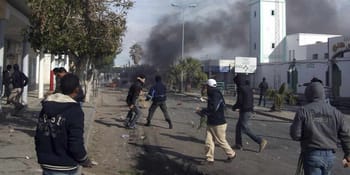 Manifestants et policiers face à face lors d'une protestation en Tunisie.