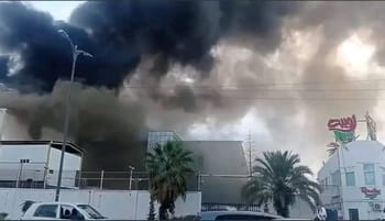 Fumée noire épaisse lors d'un incendie industriel à Rouiba.