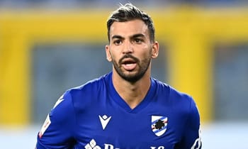 Mehdi Leris joueur de football en maillot bleu sur le terrain.