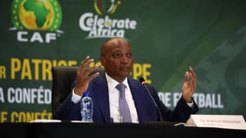 Patrice Motsepe, président de la CAF, lors d'une conférence sur la CAN 2025 en Algérie.