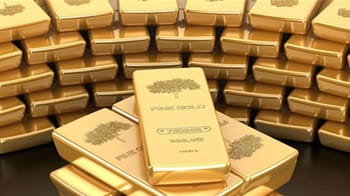 Lingots d'or empilés dans un coffre sécurisé pour réserves.