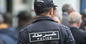Policier algérien en uniforme lors d'une intervention.