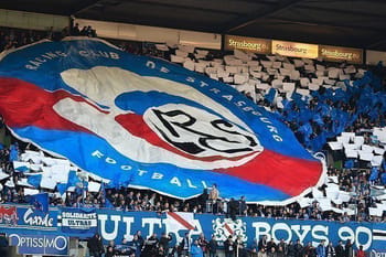 Supporters de Strasbourg avec drapeau géant du club.