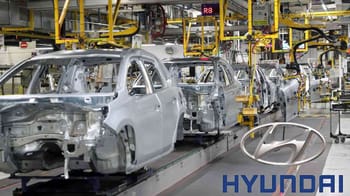 Chaîne de montage Hyundai avec voitures en construction en Algérie.