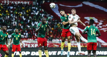 Joueurs d'Algérie et du Cameroun en action lors d'un match de football.