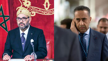 Deux hommes marocains en contexte officiel, l'un avec un drapeau marocain en arrière-plan.