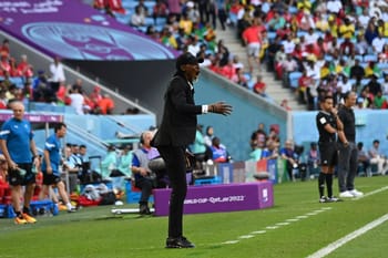 Rigobert Song, entraîneur, sur le bord du terrain lors de la Coupe du Monde 2022.