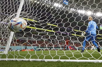 Ballon de football entrant dans le but lors d'un match de Coupe du Monde.