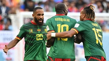 Les joueurs du Cameroun célèbrent un but lors d'un match intense.