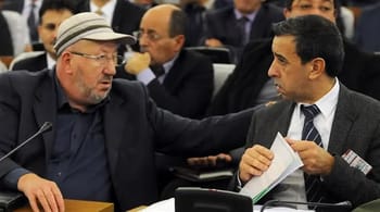 Deux hommes en discussion lors d'une audience judiciaire.