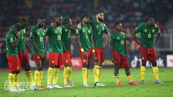 Équipe du Cameroun lors d'un match, en tenue verte et rouge.