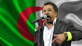 Cheb Khaled chante lors de la cérémonie d'ouverture de la Coupe du Monde 2022.