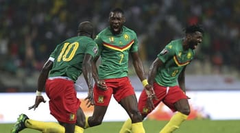 Joueurs de football camerounais en action lors d'un match.