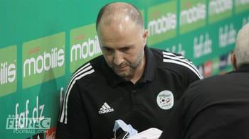 Coach Belmadi en discussion lors d'un match de football.