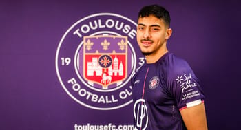Farès Chaibi en maillot de football devant le logo de Toulouse FC.