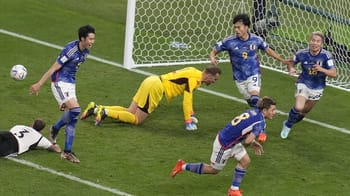 Joueurs de football en action lors d'un match sur le terrain.