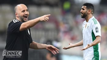Coach Belmadi parle avec un joueur algérien lors d'un match.